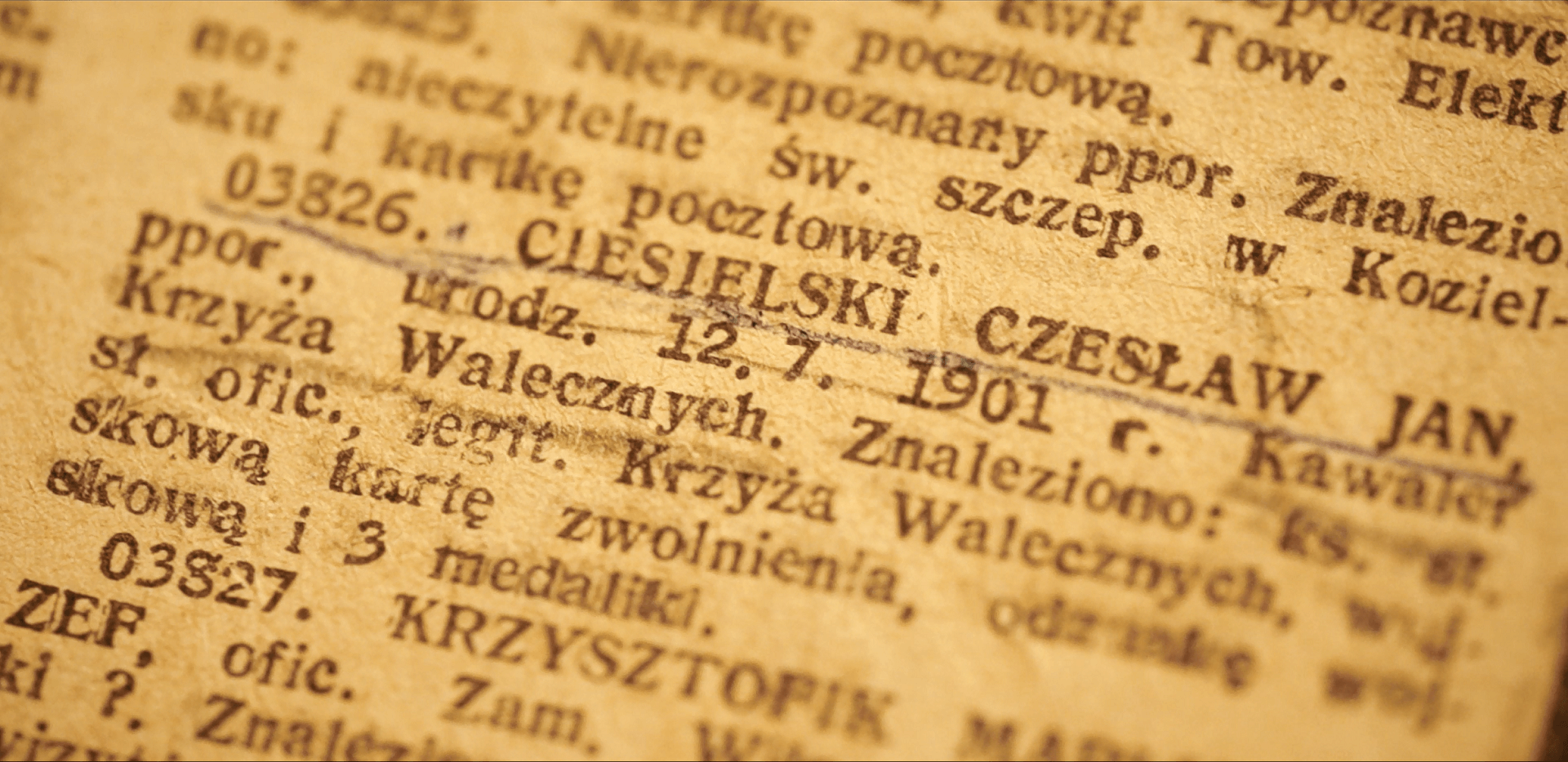 Fragment starej gazety. W tekście podkreśolny ołówiekiem fragment: 03826. Ciesieliski Czesław Jan,ppor., urodz. 12.7.1901 r. Kawaler Krzyża Walecznych.