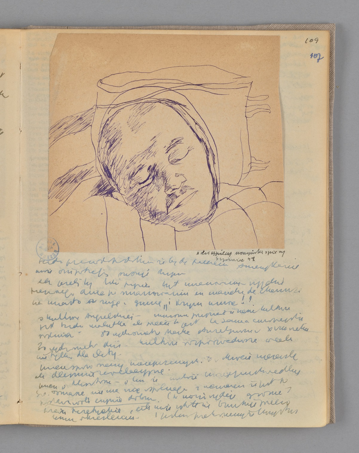 Zapisana drobnym pismem strona, z wklejonymi rysunkiem śpiącego mężczyzny.