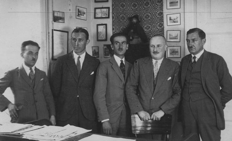 Na zdjęciu: redakcja wileńskiego dziennika "Słowo", w latach trzydziestych. Pięciu mężczyzn w garniturach stoi w rzędzie. W środku Józef Mackiewicz. Zdjęcie z domeny publicznej