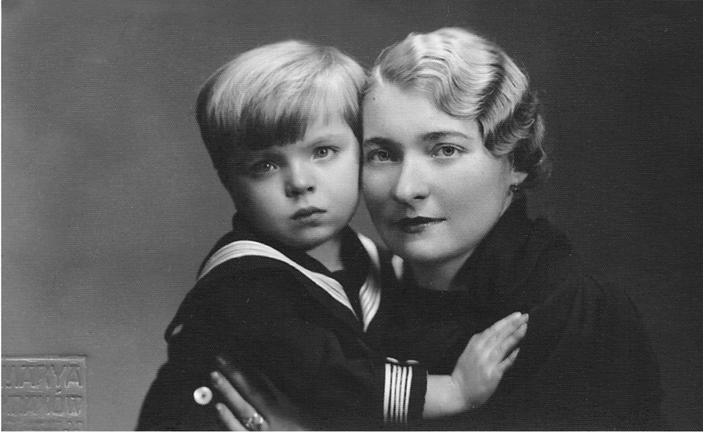 Czarno-białe zdjęcie kobiety z synem w stroju marynarskim.