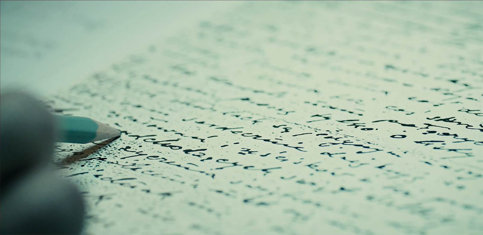 Zdjęcie przedstawiające pisanie ołówkiem po kartce papieru
