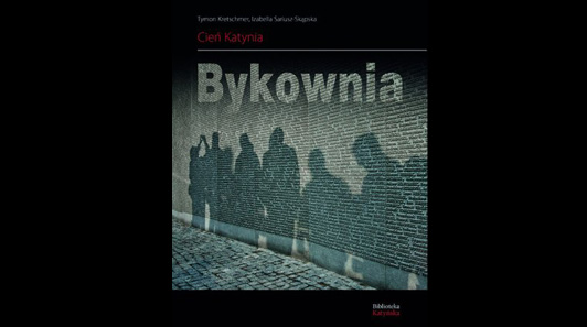 Zdjęcie okładki albumu "Bykownia. Cień Katynia". Na okładce kamienna ściana gęsto pokryta wywytymi napisami i padające na nią cienie postaci.