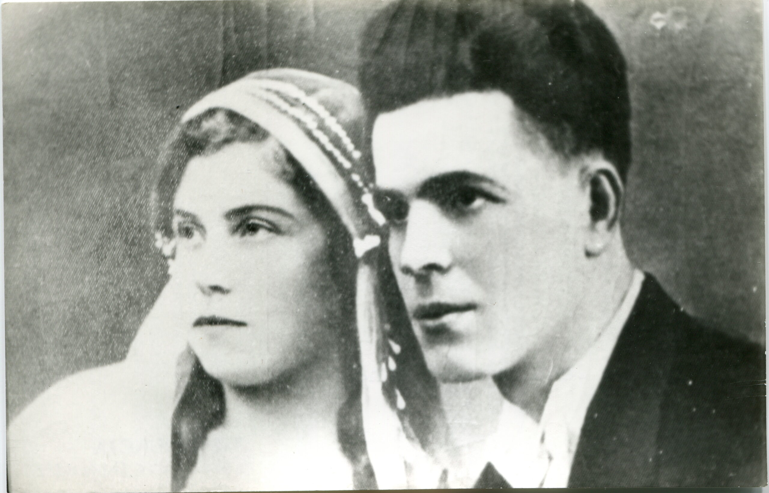 Czarno-białe zdjęcie ślubne, kobieta w welonie i mężczyzna w garniturze.