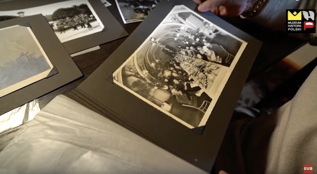 Kadr z filmu, karty z albumu ze starymi zdjęciami.