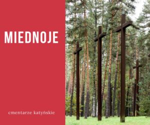 Grafika, z prawej strony zdjęcie krzyży w lesie, po lewej stronie czerwony pasek znapisaem Miednoje.